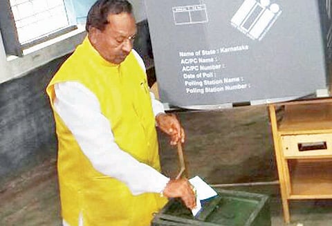 மந்திரி பதவி கிடைக்காத அதிருப்தி எம்.எல்.ஏ.க்களை சமரசம் செய்வதில் காலத்தை விரயமாக்கும் அரசு ஈசுவரப்பா குற்றச்சாட்டு