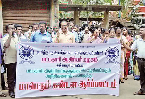 உயர்நிலைப்பள்ளி தலைமை ஆசிரியர் பணியிடங்களை உடனே நிரப்பக்கோரி ஆசிரியர்கள் ஆர்ப்பாட்டம்