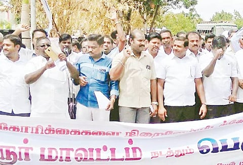 பள்ளிகளை மூடும் திட்டத்தை கைவிடக்கோரி ஆர்ப்பாட்டம்