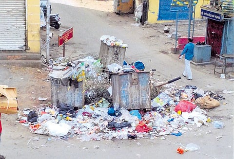 குடியிருப்பு பகுதியில் கொட்டப்படும் குப்பைகள் துப்புரவு ஊழியர்கள் மீது பொதுமக்கள் குற்றச்சாட்டு