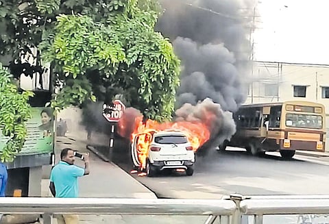 பரங்கிமலையில் கார் தீப்பிடித்து எரிந்ததால் பரபரப்பு