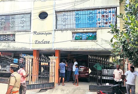 வேளச்சேரியில் தொழில் அதிபர் வீட்டில் 200 பவுன் நகை- ரூ.7 லட்சம் கொள்ளை