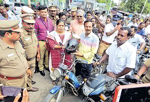 ஹெல்மெட் அணிந்து மோட்டார் சைக்கிள் ஓட்டுவது குறித்த விழிப்புணர்வு