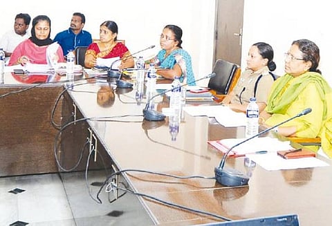 குழந்தைகளின் உரிமைகள், பாதுகாப்பை உறுதி செய்ய விழிப்புணர்வு நிகழ்ச்சிகள் நடத்த வேண்டும்