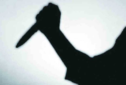 உத்தமபாளையம் ரேஷன் கடையில் இருதரப்பினர் மோதல்; கத்திக்குத்து- கல்வீச்சில் 4 பேர் காயம்