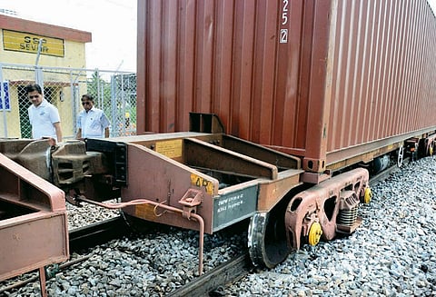 சரக்கு ரெயில் தடம்புரண்டு விபத்து 8 பெட்டிகள் தண்டவாளத்தை விட்டு இறங்கியது