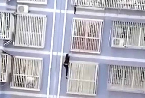 5 வது மாடியில் தொங்கிய குழந்தையை காப்பாற்றிய சீன ஸ்பைடர்மேன்