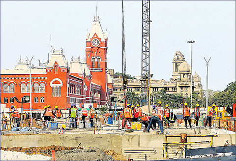 மெட்ரோ ரெயில் சேவைக்காக சென்டிரல் எதிரில் 100 அடி ஆழத்தில் பிரமாண்டமான ரெயில் நிலையம்