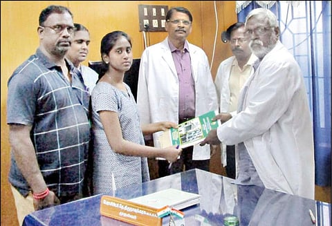 தேனி அரசு மருத்துவக்கல்லூரி மருத்துவமனையில் எம்.பி.பி.எஸ்., பி.டி.எஸ். படிப்புகளுக்கு விண்ணப்பங்கள் வினியோகம்