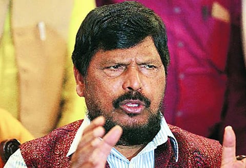 பிரதமருக்கு மிரட்டல் கடிதம் விவகாரத்தில் எதிர்க்கட்சிகள் அரசியல் செய்ய கூடாது; மத்திய மந்திரி அத்வாலே கண்டனம்