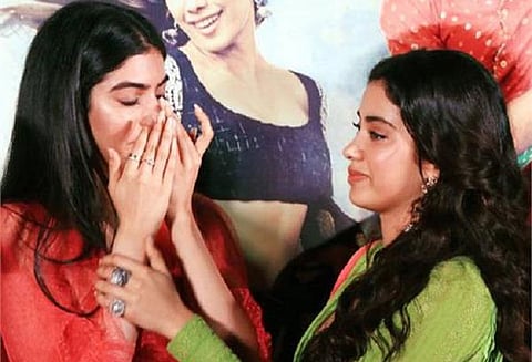 பட விழாவில் அழுத ஸ்ரீதேவி மகள்கள்