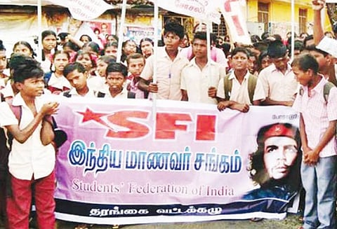 கோரிக்கைகளை வலியுறுத்தி பள்ளி மாணவ-மாணவிகள் வகுப்புகளை புறக்கணித்து போராட்டம்