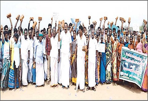 கொள்ளிடம் ஆற்றில் கதவணை கட்டக்கோரி கைகளில் செங்கல் ஏந்தி, கீழணை பாசன விவசாயிகள் சங்கத்தினர் ஆர்ப்பாட்டம்