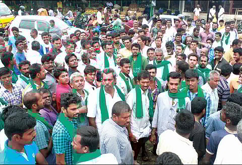 வெளிமாவட்டங்களில் இருந்து காய்கறிகள் கொண்டு வரப்படுவதற்கு எதிர்ப்பு: விவசாயிகள் போராட்டம் - வியாபாரிகளுடன் வாக்குவாதம்