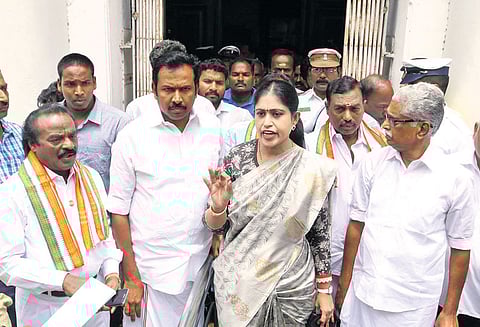 விஜயதரணி எம்.எல்.ஏ. சட்டசபையில் இருந்து வெளியேற்றம்