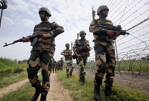 ஜம்மு காஷ்மீர்: பாகிஸ்தான் அத்துமீறிய தாக்குதலில் எல்லை பாதுகாப்பு படை வீரர்கள் 4 பேர் பலி