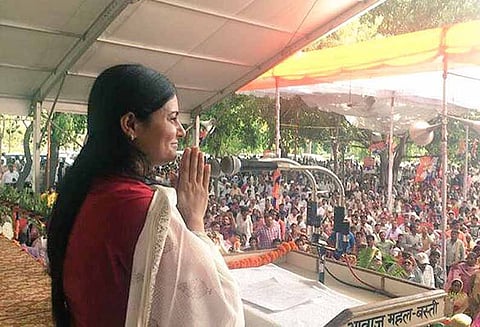 ஈவ் டீசிங்கிற்கு ஆளான பெண் மத்திய அமைச்சர் ; காரை பின் தொடர்ந்து கேலி செய்த 3 பேர்