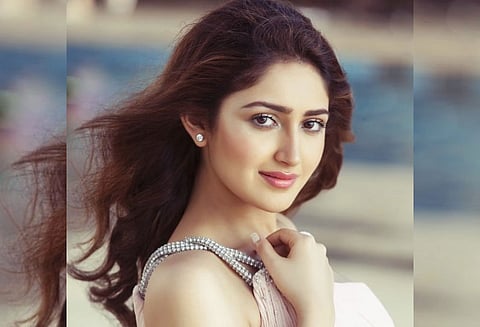 விஜய் சேதுபதி படப்பிடிப்பில் குளிர் தாங்காமல் மயங்கி விழுந்த நடிகை சாயிஷா