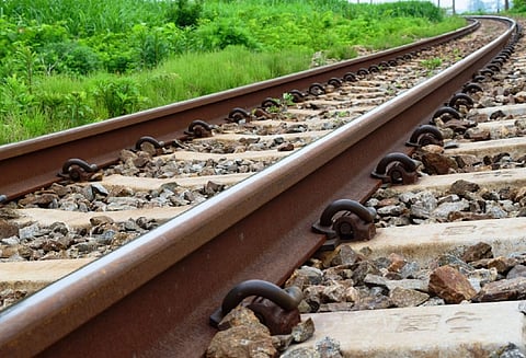 ரெயில் என்ஜின் மோதி 4-ம் வகுப்பு மாணவி சாவு: சாகர் அருகே சோக சம்பவம்