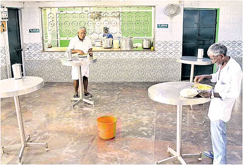 ஆதரவற்ற நிலையில் இருக்கும் அம்மா உணவகங்கள் அரசு நடவடிக்கை எடுக்க பொதுமக்கள் கோரிக்கை