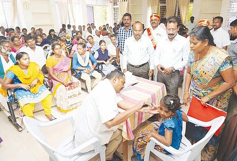 உதவித்தொகை வழங்குவதற்காக மாற்றுத்திறனாளிகள் தேர்வு கலெக்டர் தலைமையில் நடந்தது