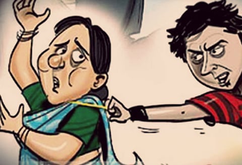 மூதாட்டியை தள்ளிவிட்டு 5½ பவுன் சங்கிலி பறிப்பு: போலீசார் விசாரணை