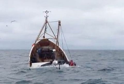 கடலுக்கு சென்ற விசைப்படகு கவிழ்ந்தது: தத்தளித்த 5 மீனவர்கள் உயிருடன் மீட்பு