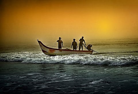 சின்னமுட்டம் மீனவர்கள் மீன்பிடிக்க சென்றனர்