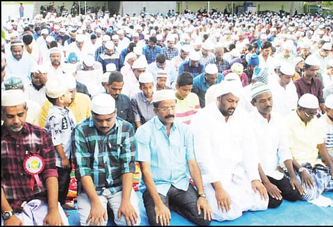 ரம்ஜான் பண்டிகையை முன்னிட்டு முஸ்லிம்கள் சிறப்பு தொழுகை