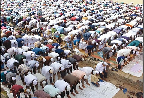 மாவட்டத்தில் ரம்ஜான் பண்டிகை கொண்டாட்டம்: சிறப்பு தொழுகையில் ஏராளமான முஸ்லிம்கள் பங்கேற்பு