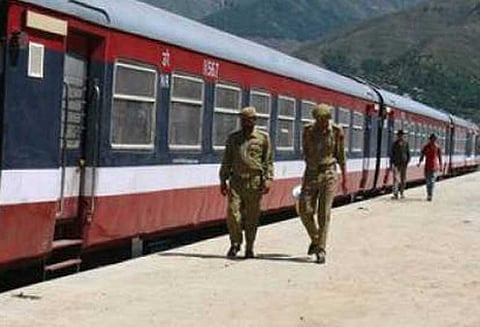 பாதுகாப்பு காரணங்களுக்காக காஷ்மீர் பகுதிகளில் ரெயில் போக்குவரத்து நிறுத்தம்