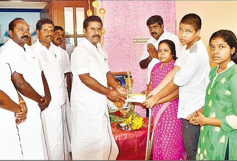 உயிரிழந்த கிருஷ்ணசாமி குடும்பத்துக்கு ரூ.2 லட்சம் நிதி உதவி - அ.தி.மு.க. சார்பில் வழங்கப்பட்டது