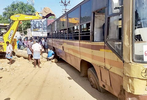 பேட்டையில் குடிநீர் குழாய் பதிக்கும் பள்ளத்தில் சிக்கிய அரசு பஸ்