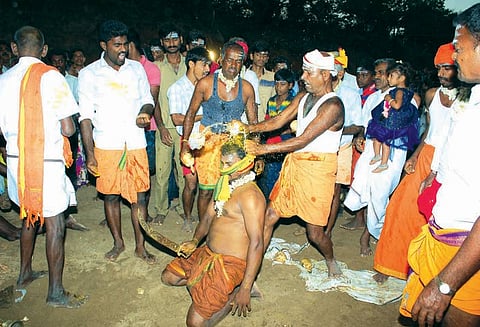 தலையில் தேங்காய் உடைத்து பக்தர்கள் நேர்த்திக்கடன்