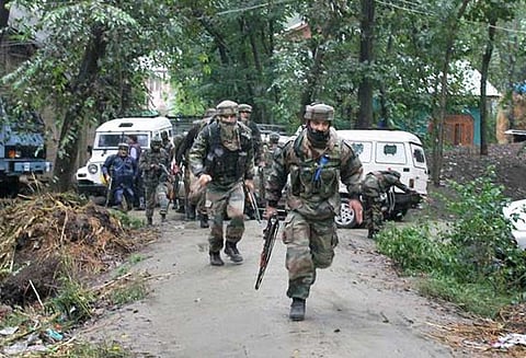 ஜம்மு காஷ்மீர்: 2 ஜெய்ஷ் இ முகம்மது இயக்க பயங்கரவாதிகள் சுட்டுக்கொலை