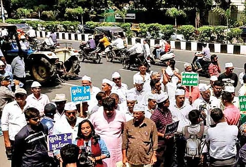 புல்லட் ரெயில் திட்டத்துக்கு நிலம் கையகப்படுத்த குஜராத் விவசாயிகள் எதிர்ப்பு