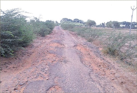 குண்டும், குழியுமான தார்ச்சாலையை சீரமைக்க வேண்டும் பொதுமக்கள் கோரிக்கை