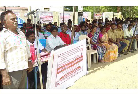 மின்வாரிய ஒப்பந்த தொழிலாளர்கள் குடும்பத்துடன் உண்ணாவிரதம்