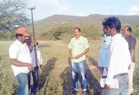 8 வழி பசுமை சாலை அமைக்க நிலங்கள் அளவீடு செய்யும் பணி தீவிரம் பொதுமக்கள் எதிர்ப்பு, வாக்குவாதம்