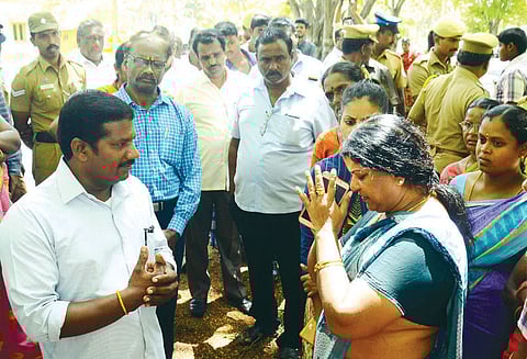 சேலம் அருகே 8 வழி பசுமை சாலை, விவசாயிகள் தொடர் போராட்டம்; அதிகாரிகள் முற்றுகை