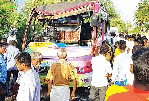 நாமக்கல் அருகே வேன் கவிழ்ந்து 11 மாணவ-மாணவிகள் காயம்