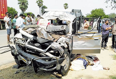 கன்டெய்னர் லாரி மீது கார் மோதி சிறுமி உள்பட 4 பேர் பலி 3 குழந்தைகள் உள்பட 6 பேர் படுகாயம்