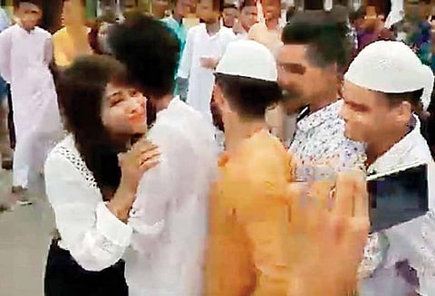 இஸ்லாமிய இளைஞர்களை கட்டி பிடித்து வாழ்த்து கூறிய பெண்