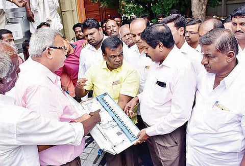 பெங்களூருவில் இருந்து 7,370 புதிய மின்னணு வாக்குப்பதிவு எந்திரங்கள் கோவை வந்தன