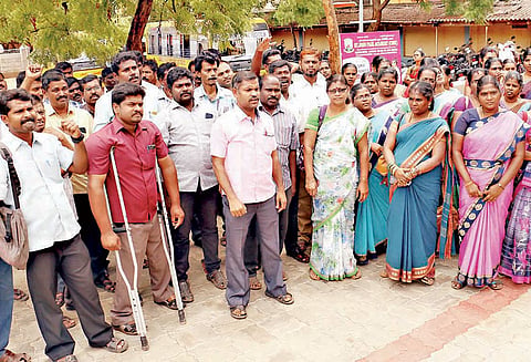 அனைத்து மாவட்டங்களுக்கும் இடமாறுதல் கேட்டு இடைநிலை ஆசிரியர்கள் ஆர்ப்பாட்டம்