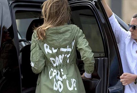 டிரம்ப் மனைவி மெலனியா டிரம்ப் அணிந்த ஆடையால் சர்ச்சை