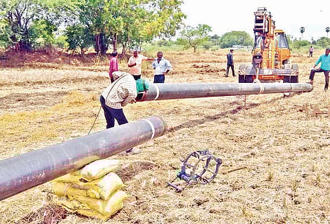 கெயில் நிறுவனம் விளை நிலங்களில் குழாய் பதிக்கும் பணிகளுக்கு எதிர்ப்பு: போலீசார் கைது செய்ததால் பரபரப்பு