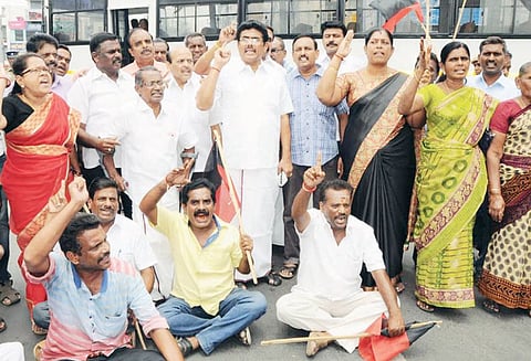 மு.க.ஸ்டாலின் கைது செய்யப்பட்டதை கண்டித்து மாவட்டத்தில் 4 இடங்களில் தி.மு.க.வினர் சாலைமறியல்