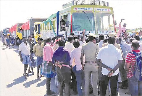 விதிமுறைகளை மீறி மணல் எடுப்பதை கண்டித்து லாரிகள் சிறைபிடிப்பு