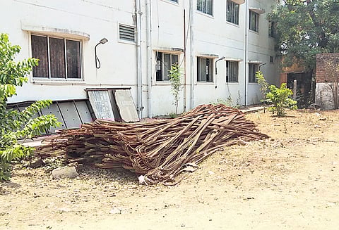 மழை, வெயிலில் துரு பிடித்து காணப்படும் இரும்பு கம்பிகள் பசுமை வீடுகள் திட்ட பயனாளிகளுக்கானவை